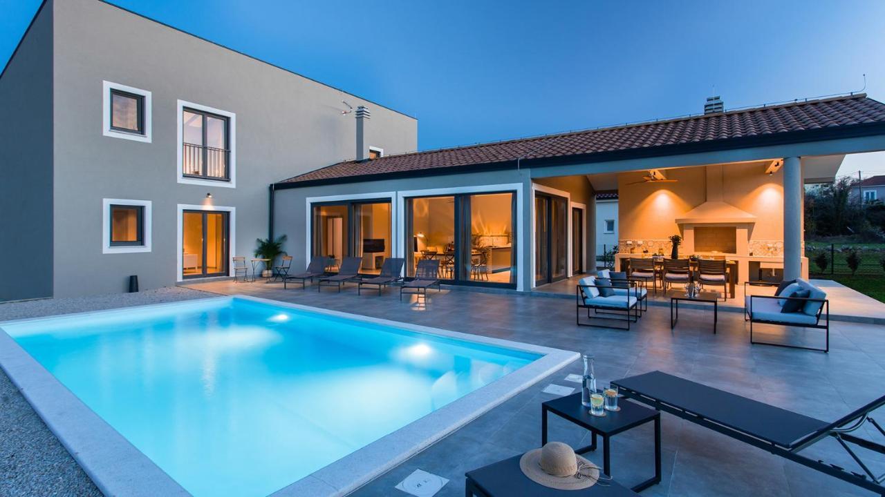 Villa & Jardin - Luxury Villa With Swimming Pool Vrh  Luaran gambar